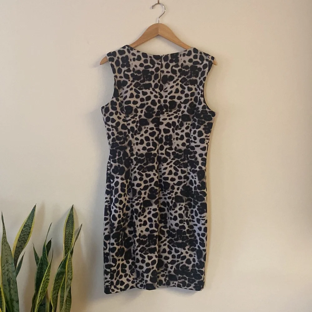 Jennifer Lopez animal print dress chain detail - Picture 8 of 8